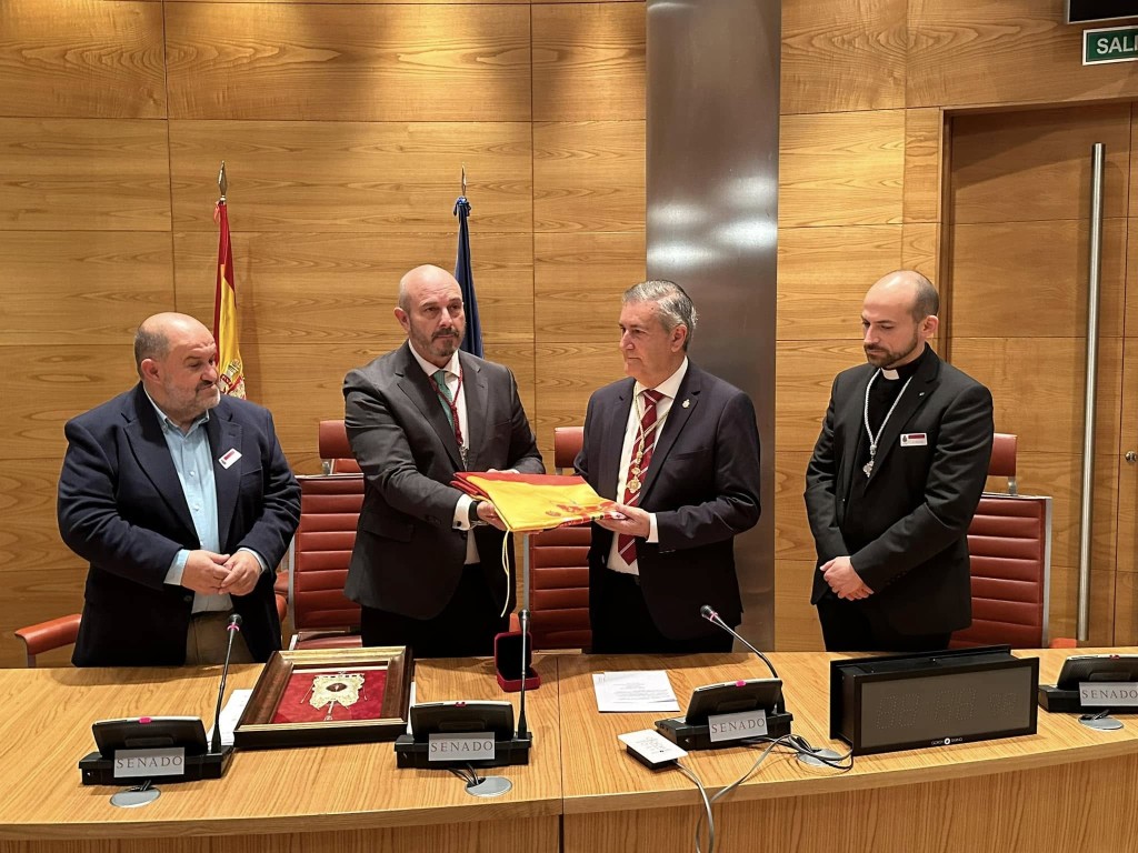 ENTREGA DE LA BANDERA DEL SENADO A LA HERMANDAD