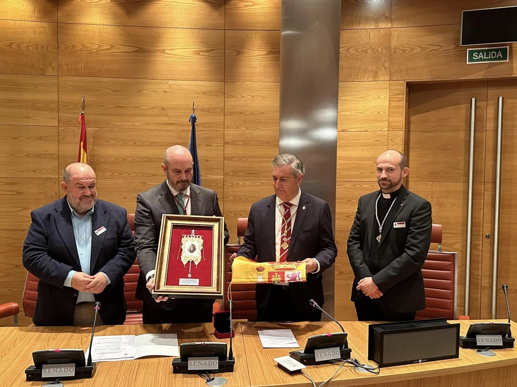 ENTREGA DE LA BANDERA DEL SENADO A LA HERMANDAD