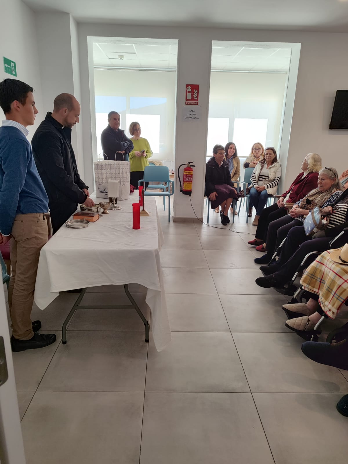La Hermandad con los mayores en la residencia de Dalías