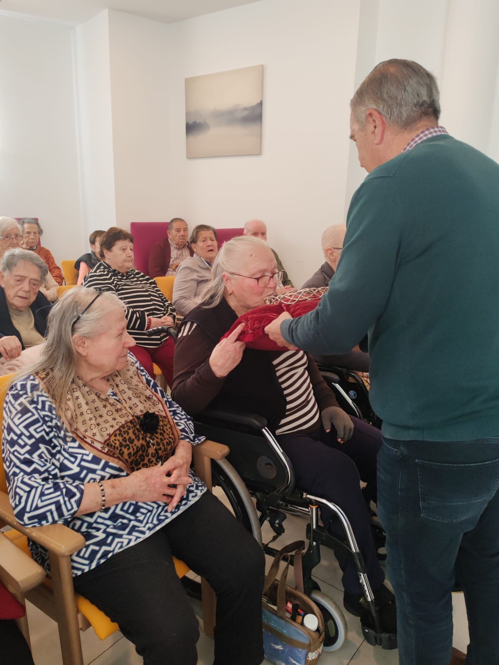 LA HERMANDAD CON LOS MAYORES EN LA RESIDENCIA DE DALÍAS